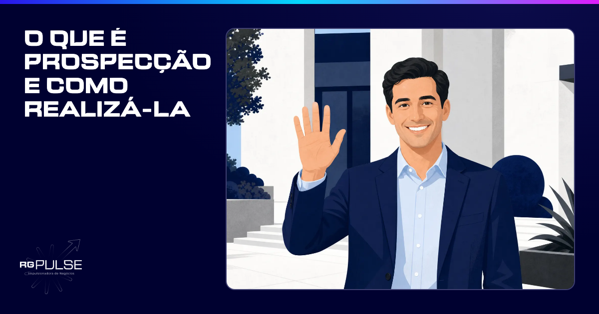 Um homem de terno sorri e acena para a câmera, em frente a um fundo desfocado de prédios modernos.