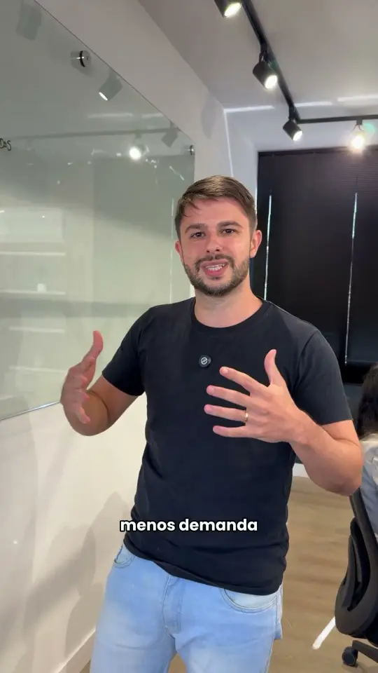 Profissional de fábrica de uniformes falando à câmera em escritório, em frame do case em vídeo